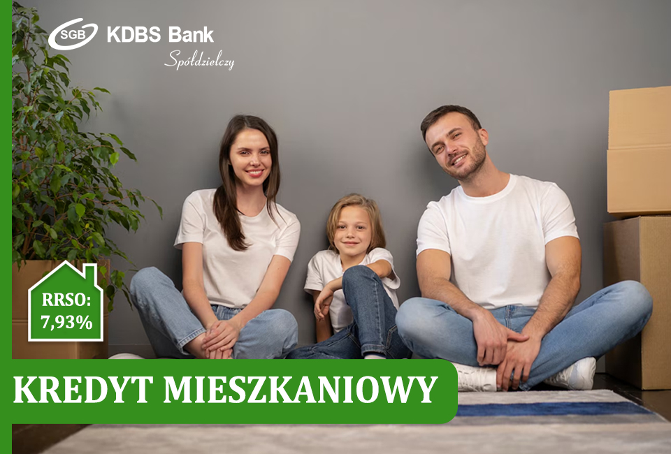Szczęśliwa rodzina z dzieckiem siedzi na podłodze w swoim domu.