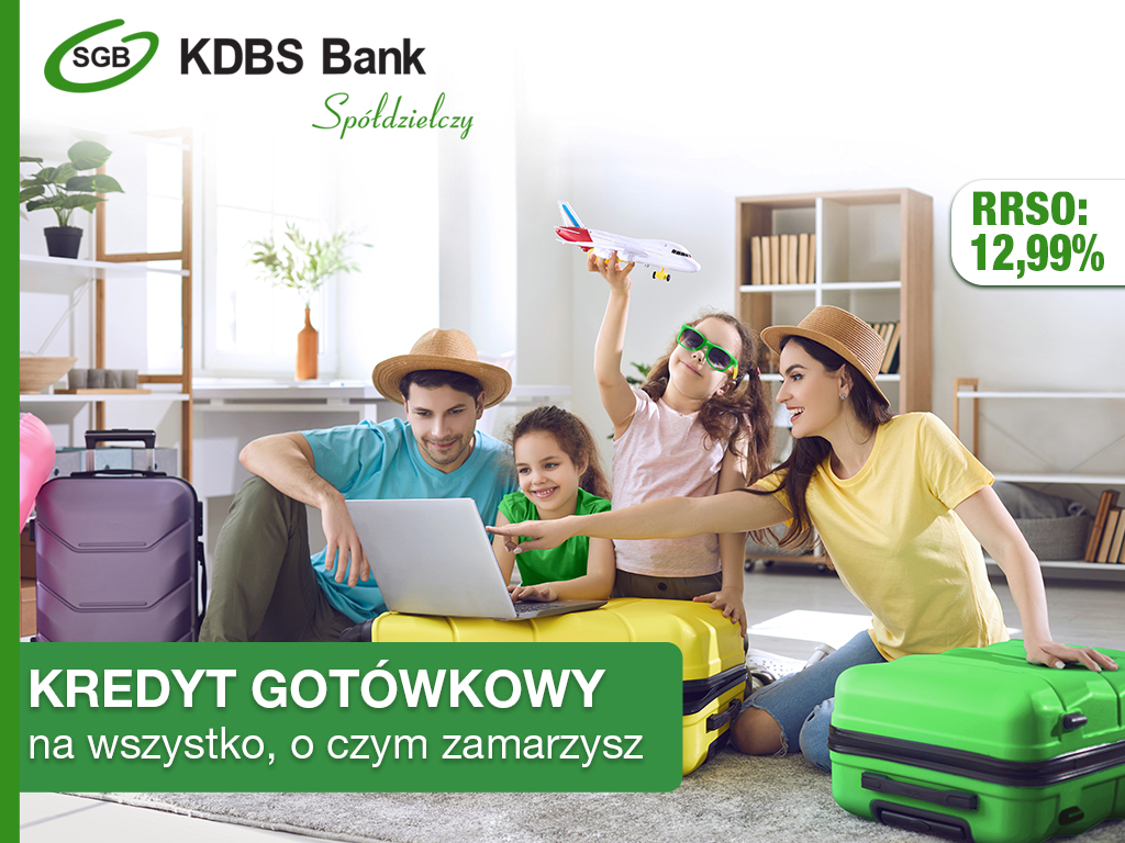 Szczęśliwa rodzina przegląda oferty wakacyjne. Dokoła leżą spakowane walizki.