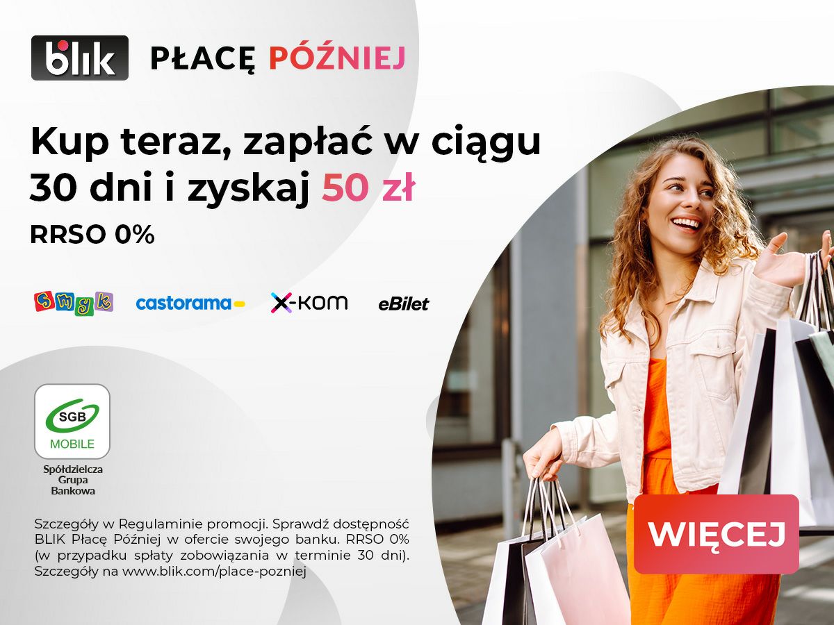 Szczęśliwa kobieta, trzymająca w ręku torby z zakupami.