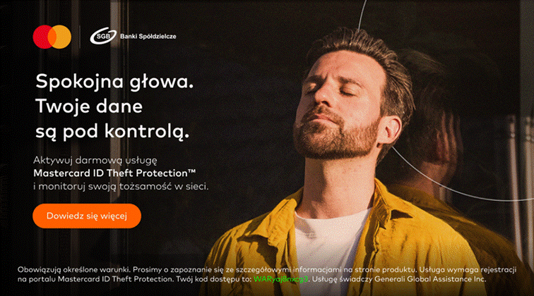 Pełen spokoju mężczyzna w żółtej koszuli, z zamkniętymi oczami. 