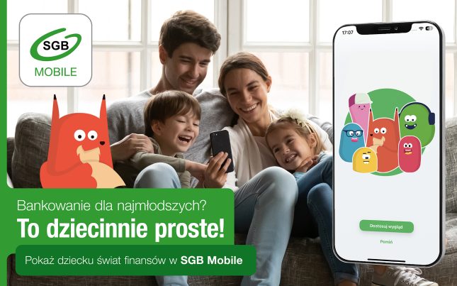 Szczęśliwa rodzina z dziećmi patrzą w telefon.