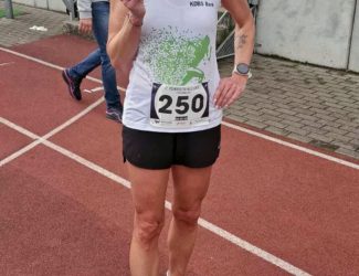 Magdalena Klimek trzyma medal w ręku.