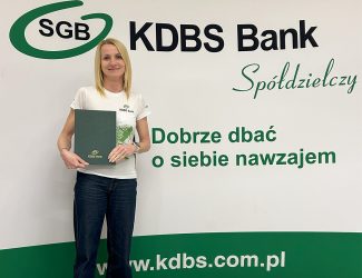 Magdalena Klimek na tle loga KDBS Banku
