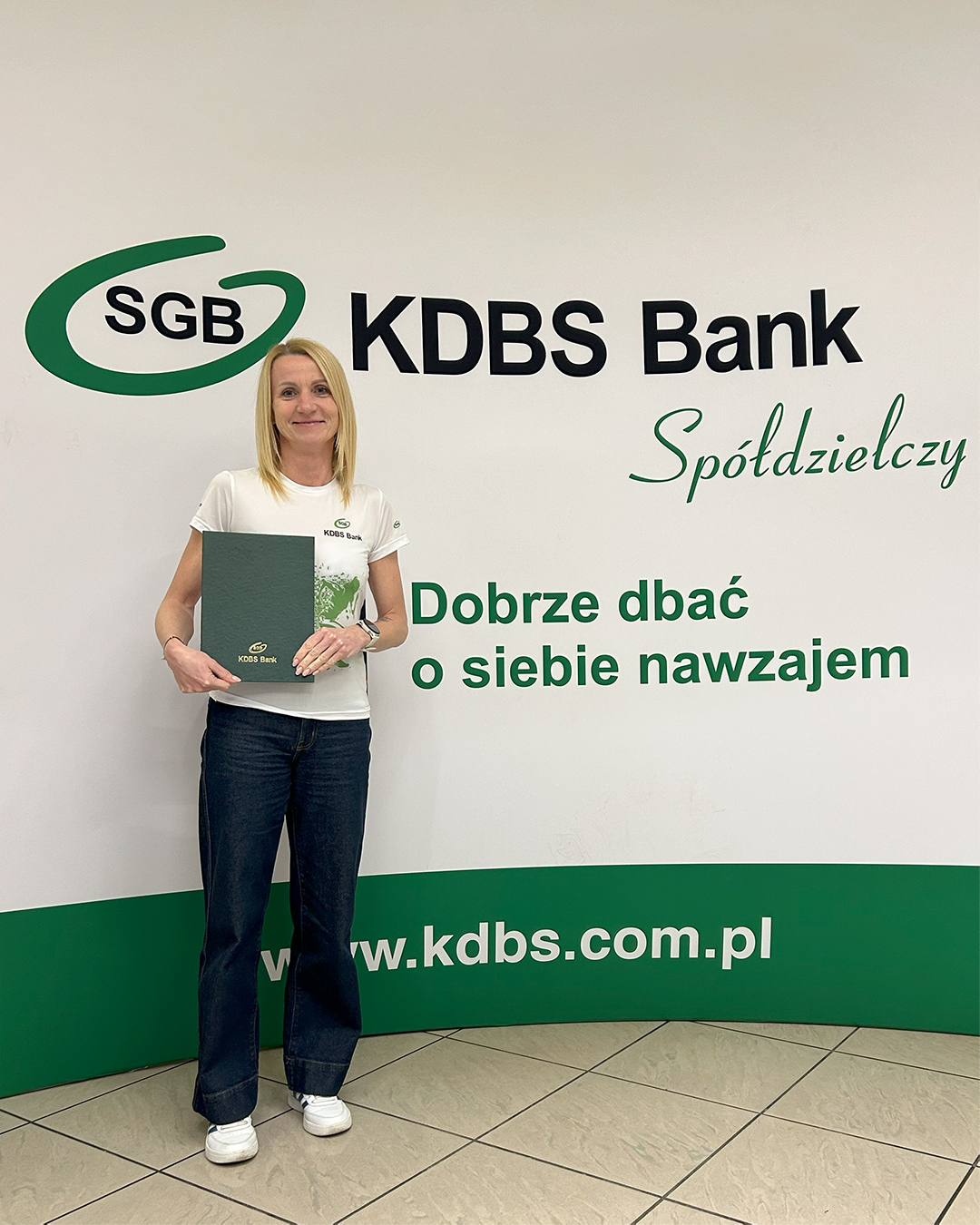 Magdalena Klimek na tle loga KDBS Banku