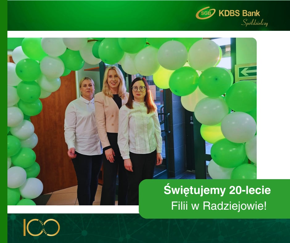 Pracownicy Banku z fili w Radziejowie na tle balonów.