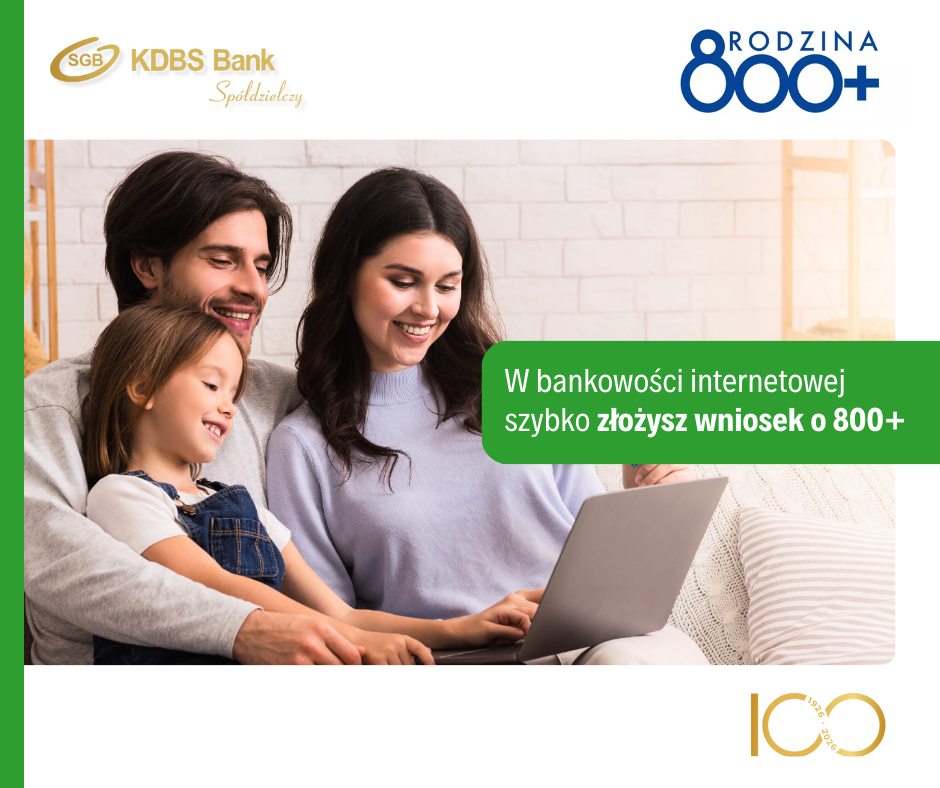 Szczęśliwi rodzice z dzieckiem siedzą uśmiechnięci na kanapie z laptopem.