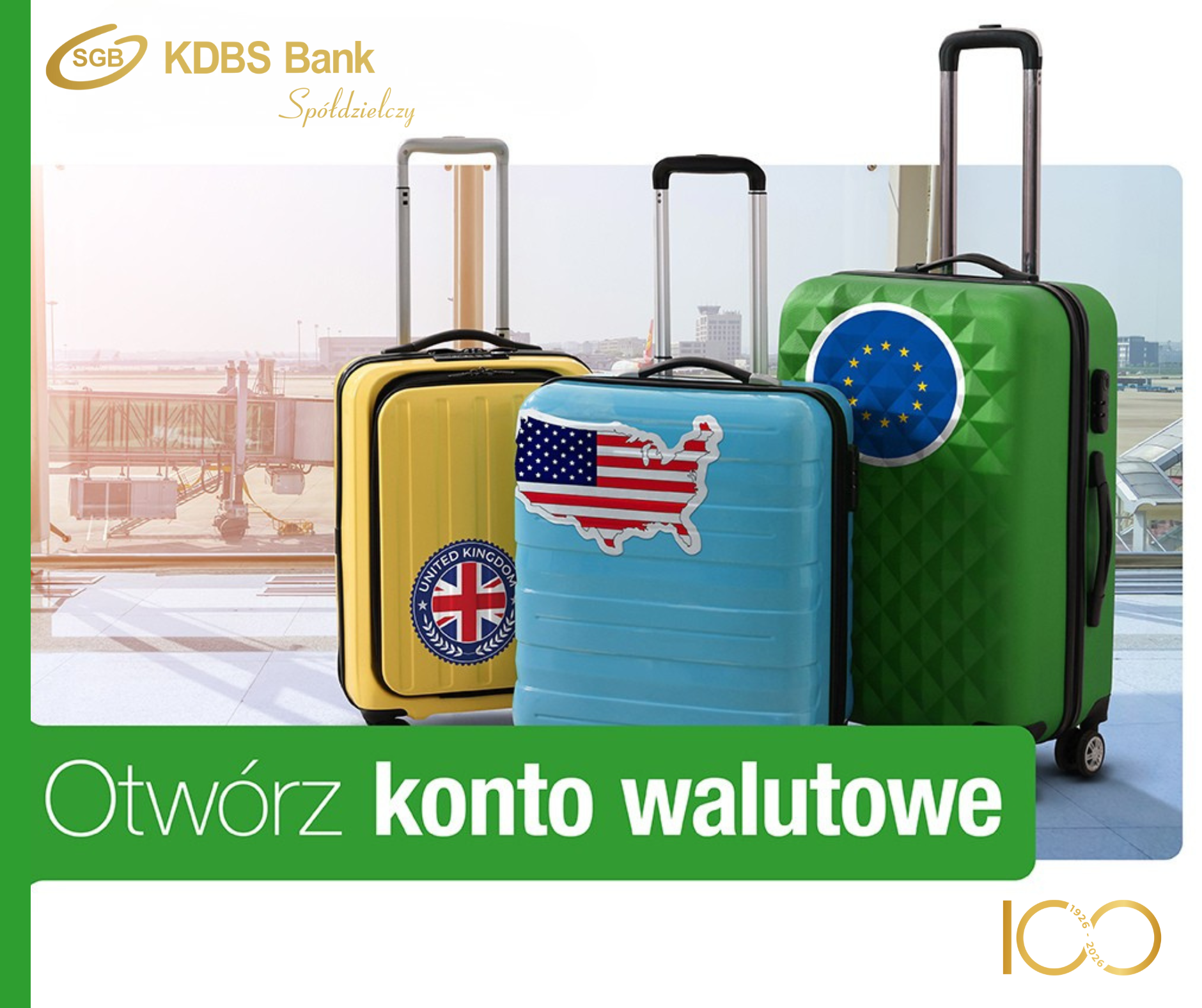 Trzy różne kolorowe walizki z naklejkami, świadczącymi o podróżach.