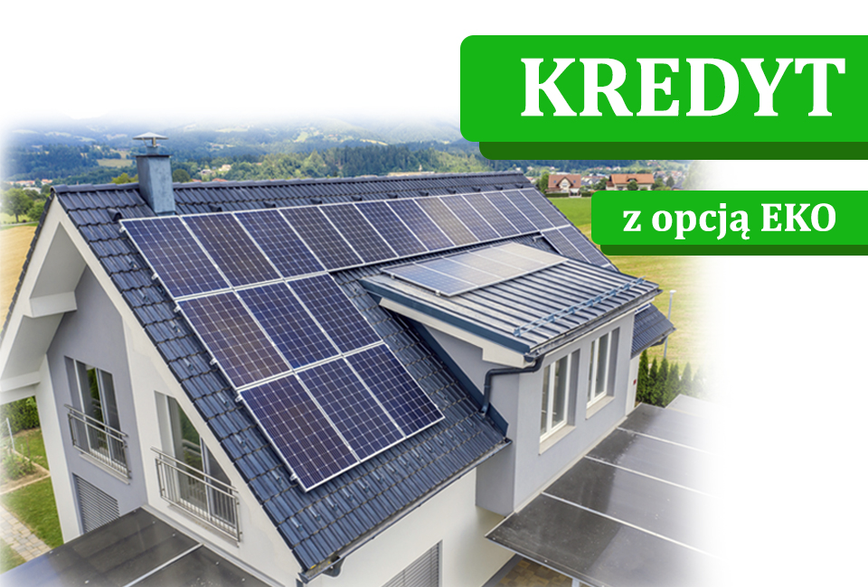 Biały dom z panelami fotowoltaicznymi na dachu.