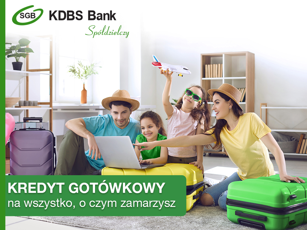 Szczęśliwa rodzina przegląda oferty wakacyjne. Dokoła leżą spakowane walizki.