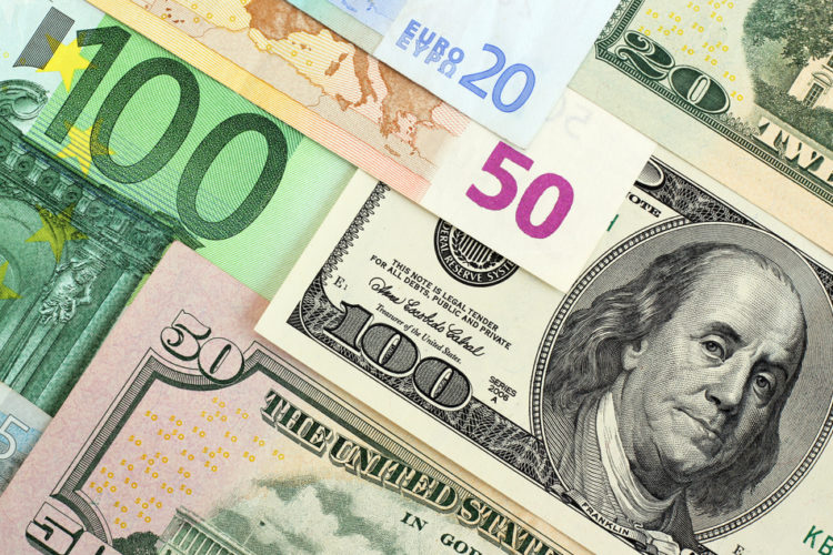 Zdjęcie przedstawia różne banknoty. Dolary i euro w różnym nominale.